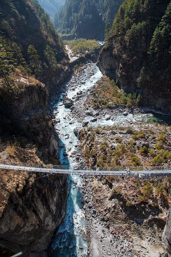 Onder in de valei ligt de brug