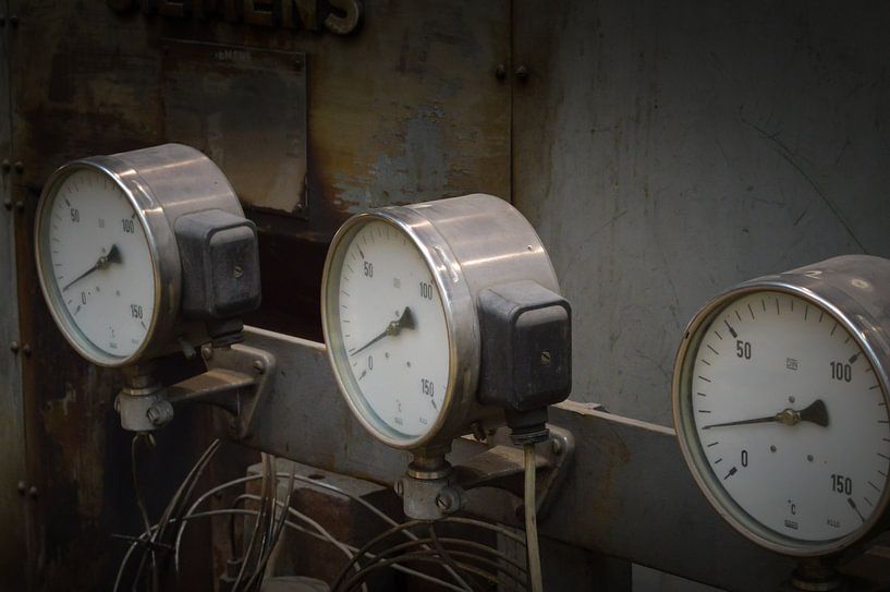 Mooie close up van oude meters op een machine van Patrick Verhoef