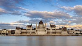 Das ungarische Parlament in Budapest an der Donau von Roland Brack