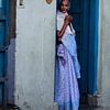 Vrouw bij ingang van haar huis in Jodhpur - Rajastan - India van Marion Raaijmakers