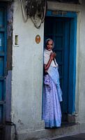 Femme à l'entrée de sa maison à Jodhpur - Rajastan - Inde