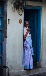 Frau am Eingang ihres Hauses in Jodhpur - Rajastan - Indien