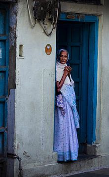 Vrouw bij ingang van haar huis in Jodhpur - Rajastan - India