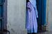 Femme à l'entrée de sa maison à Jodhpur - Rajastan - Inde sur Marion Raaijmakers