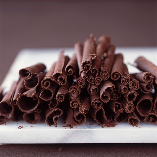 Ein Haufen Schokoladenröllchen von BeeldigBeeld Food & Lifestyle
