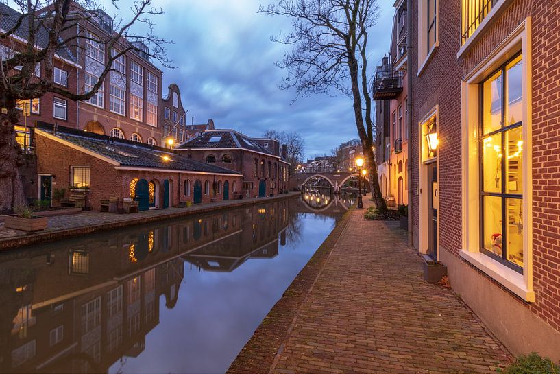 Utrecht am Abend: die ehemalige Brauerei De Boog an der Oudegracht. von Russcher Tekst & Beeld