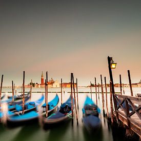 Drijvende gondels in Venetië van Damien Franscoise