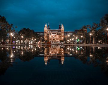 Rijksmuseum Amsterdam by Night by willemien kamps