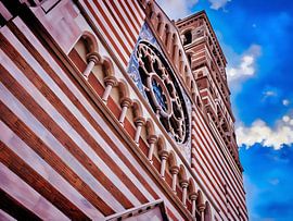 Rome : Façade rayée de la cathédrale avec rosace
