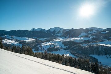 Winteruitzicht van Oberstaufen naar de Hochgrat, Steibis van Leo Schindzielorz