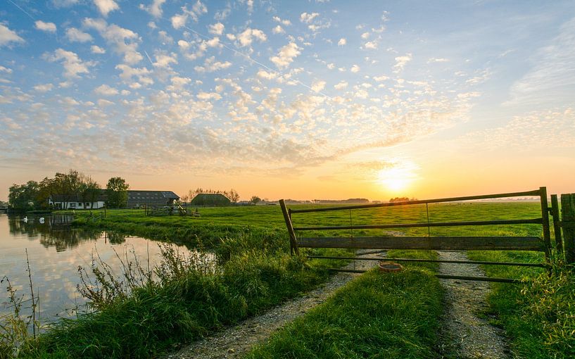 Sonnenuntergang über Bauernhof und Weide von Marc Molenaar