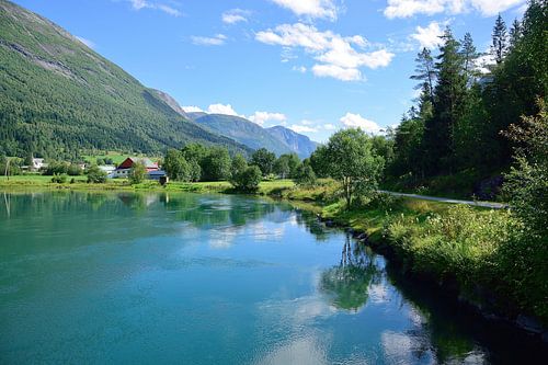 Prachtig landschap bij de Stryneelva rivier