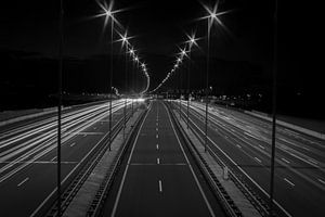 Autobahn bei Nacht (schwarz/weiß) von Sebastian Stef