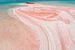 Rood zand in Tikehau, Frans Polynesië van Nick de Jonge - Skeyes