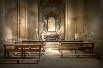 Verlaten romantische kapel van Frans Nijland
