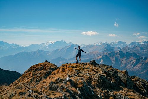 Gelukkige wandelaar op de Monte Limidario Gridone