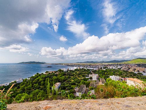 Uitzicht Ibiza stad richting de zee