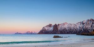 Sonnenuntergang über dem Strand von Hovden im Vesteralen-Archipel in Norwegen
