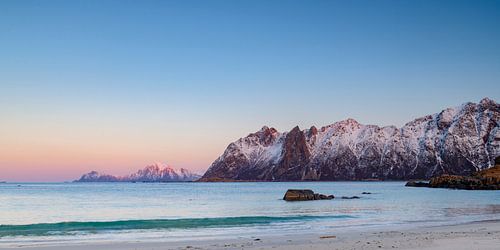 Coucher de soleil sur la plage de Hovden dans l'archipel des Vesteralen en Norvège