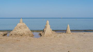 Zandkastelen op het strand in Kolobrzeg aan de Poolse Oostzeekust van Heiko Kueverling