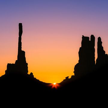 Sonnenaufgang am Totempfahl, Monument Valley von Henk Meijer Photography