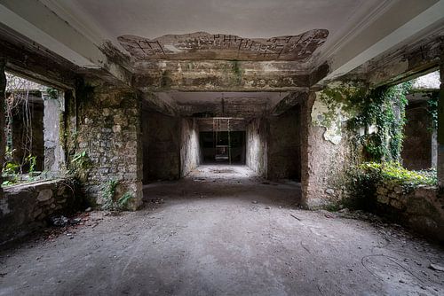 Corridor dans une station thermale abandonnée.
