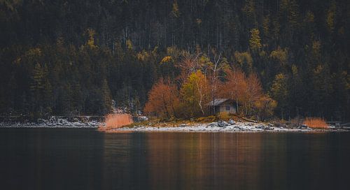 L'automne au lac Eibsee : cabane au bord du lac