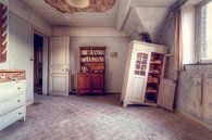 Der Schrank hat aufgegeben – verlassener Wohnraum von Roman Robroek – Fotos verlassener Gebäude Miniaturansicht