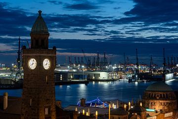 Hamburg Landungsbrücken op het blauwe uur van Stephan Schulz