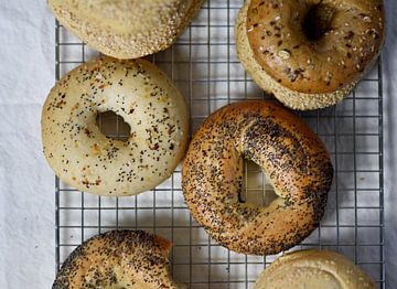 Bagels auf Weiß von Rose Mentink