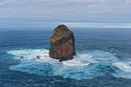 Rots in de Atlantische Oceaan bij Ponta de São Lourenço