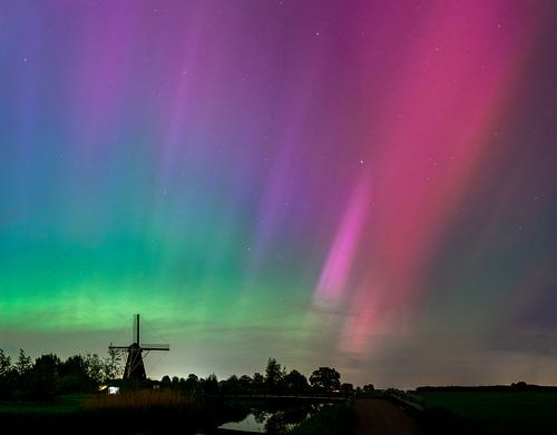 Noorderlicht bij Molen de Zwaan in Vinkel