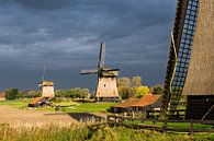 Drie Hollandse molens tegen dreigende lucht van Inge van den Brande thumbnail