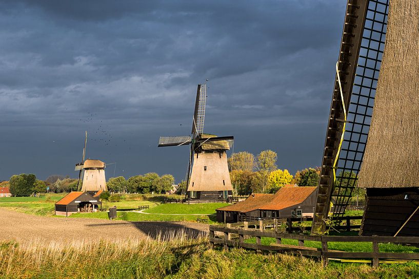 Drie Hollandse molens tegen dreigende lucht van Inge van den Brande