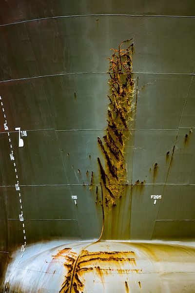 Tracks on a bow. by scheepskijkerhavenfotografie