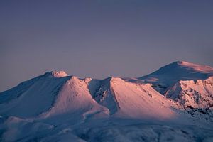 Lueur de neige dans le crépuscule Montagnes en lumière rose