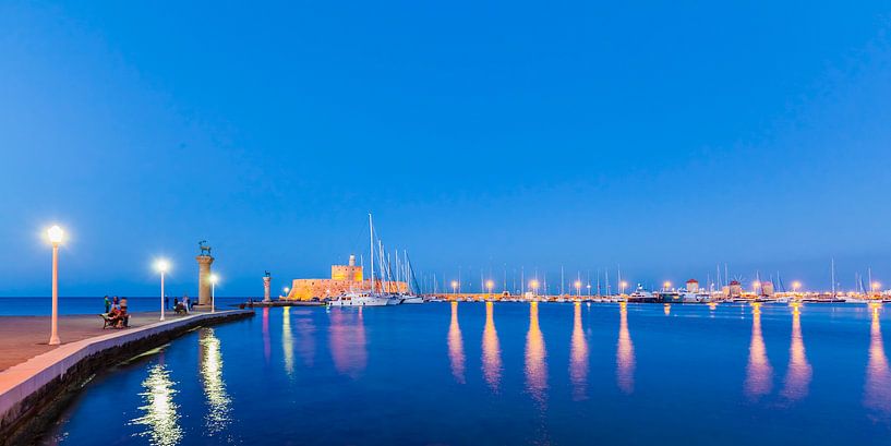 De haven van Mandraki op het eiland Rhodos in Griekenland van Werner Dieterich