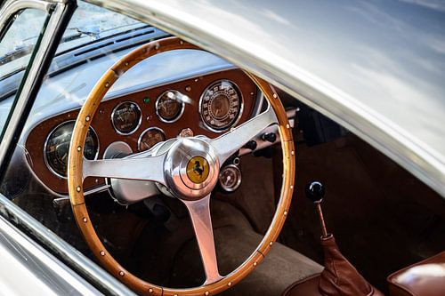 Dashboard van de Ferrari 250 GT Europa, een klassieke grand tourer coupé