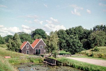 Houten huizen Bourtange I Groningen I Analoog I Vintage kleurenprint van Floris Trapman