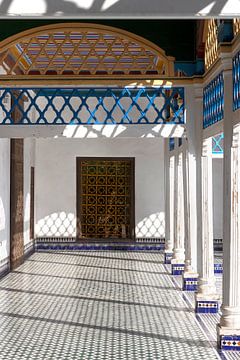 Sfeervolle arabische binnenplaats | Bahia Palace | Marrakesh | Marokko | Reisfotografie print van Kimberley Helmendag
