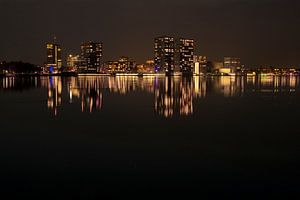 Night Vibes à Almere. Skyline en or. Urbain. sur Alie Ekkelenkamp