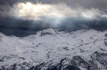 dramatisch licht over besneeuwde bergtoppen, Slovenië van Olha Rohulya