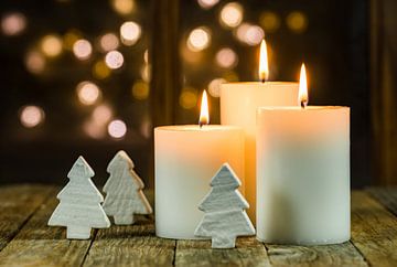 Witte Kerstmis kaarsen met ornamenten en wazige lichten achtergrond van Alex Winter