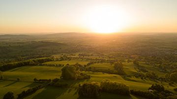 Cotswolds groene heuvels tijdens zonsondergang in Engeland van Robin Jongerden