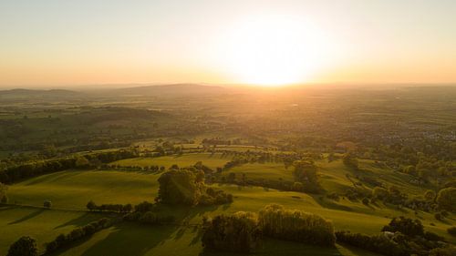 Cotswolds groene heuvels tijdens zonsondergang in Engeland