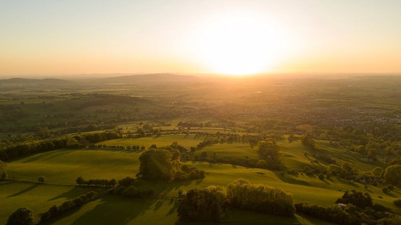 Cotswolds groene heuvels tijdens zonsondergang in Engeland van Robin Jongerden