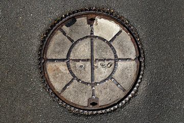 Couvercle d'inspection rond en asphalte sur MMFoto