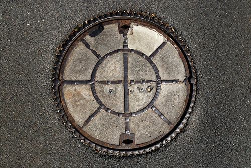Round inspection cover in asphalt