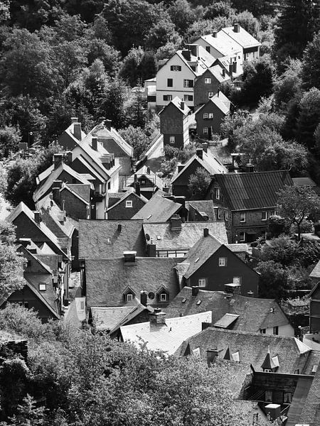 Monschau in der Eifel 4 schwarz-weiß von Jörg Hausmann
