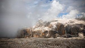 Le groupe Sella, Dolomites, enveloppé de nuages.